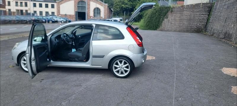 Gebraucht Ford Fiesta 80 PS (58 kW) 2006 Silber Kleinwagen