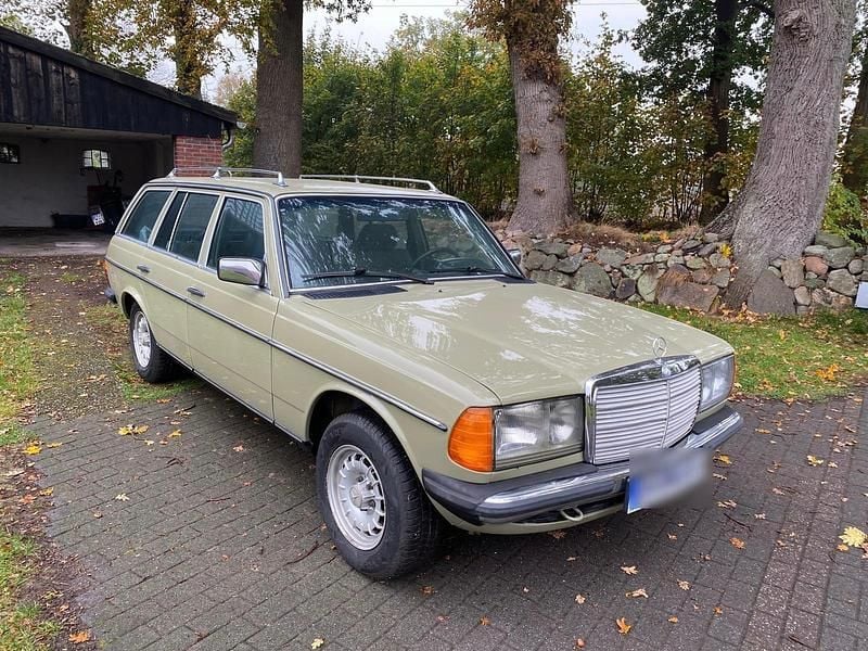 Grün Gebraucht 1984 Mercedes 240 Kombi | 21.999 € - Bild 1/4