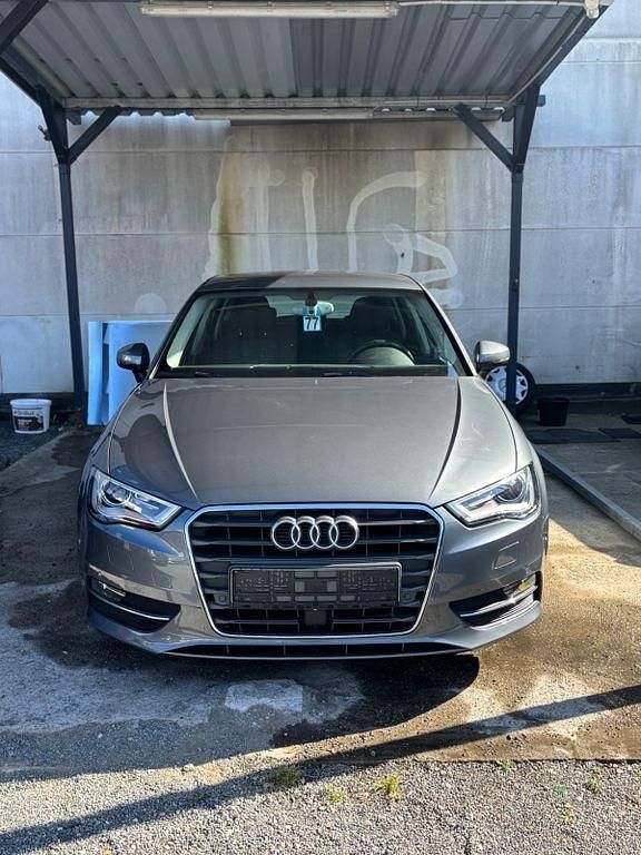 Grau Gebraucht 2015 Audi A3 Attraction Limousine | 12.900 € (Superpreis) - Bild 1/4