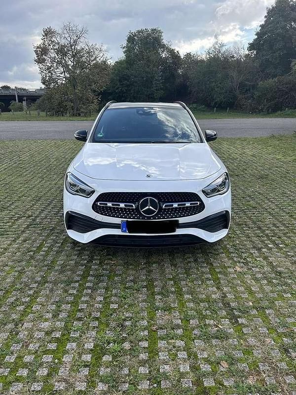 Weiß Gebraucht 2021 Mercedes GLA250 AMG line SUV | 35.590 € (Etwas zu teuer) - Bild 1/4