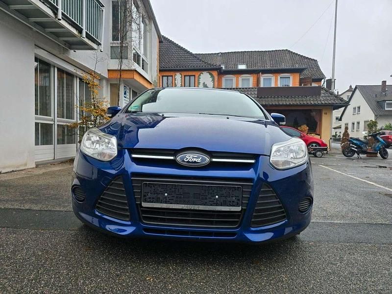 Gebraucht Ford Focus Trend 101 PS (74 kW) 2014 Blau Kombi