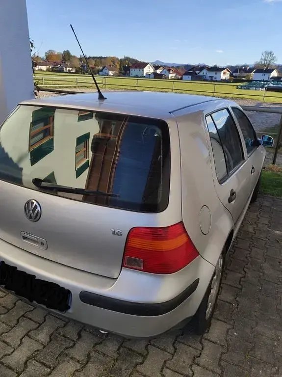 Second-hand VW Golf IV 105 CP (77 kW) 2001 Argintiu Berlinǎ
