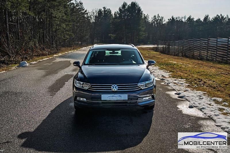 Gebraucht VW Passat Comfortline 150 PS (110 kW) 2018 Blau Kombi