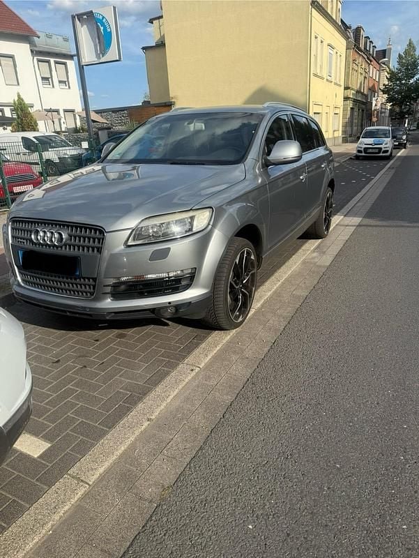 Grau Gebraucht 2007 Audi Q7 SUV | 3.399 € - Bild 1/4