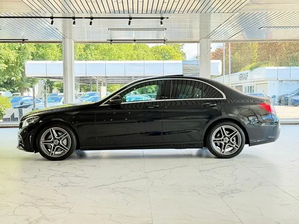 Gebraucht Mercedes C200 AMG 184 PS (135 kW) 2021 Obsidianschwarz metallic Limousine