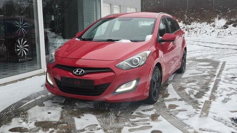 Gebraucht Hyundai i30 Classic 90 PS (66 kW) 2013 Rot Kombi
