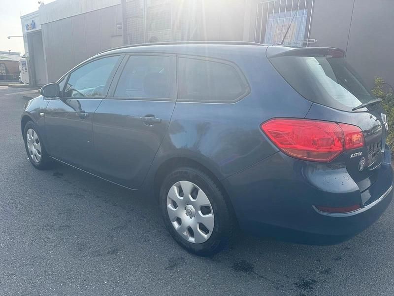 Gebraucht Opel Astra 101 PS (74 kW) 2011 Blau Kombi