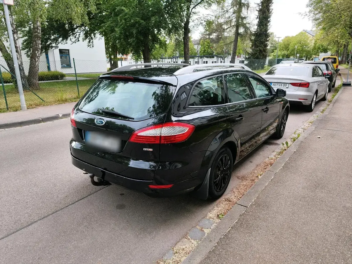 Usado Ford Mondeo 140 CV (102 kW) 2008 Negro Familiar