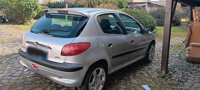 Gebraucht Peugeot 206 75 PS (55 kW) 2001 Silber Kleinwagen