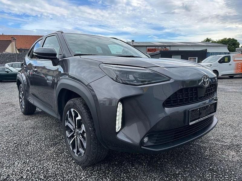 Magnetic grey Gebraucht 2024 Toyota Yaris Cross Team SUV | 25.900 € (Superpreis) - Bild 1/4
