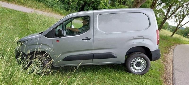 Neu Peugeot Partner 131 PS (96 kW) 2025 Grau Van / Kleinbus