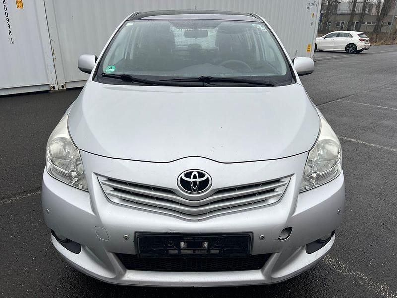 Gebraucht Toyota Verso Edition 132 PS (97 kW) 2011 Silber Van / Kleinbus
