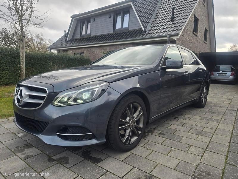 Grau Gebraucht 2014 Mercedes E200 Elegance Limousine | 17.800 € (Fairer Preis) - Bild 1/4
