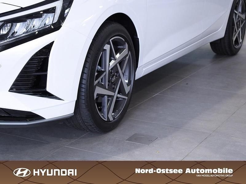 Gebraucht Hyundai i20 Prime 101 PS (74 kW) 2025 Atlas white/ phantom black Limousine