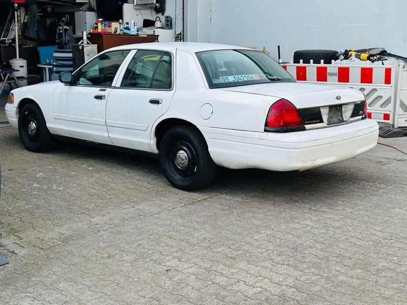 Second-hand Ford Crown 220 CP (161 kW) 2011 Alb Berlinǎ