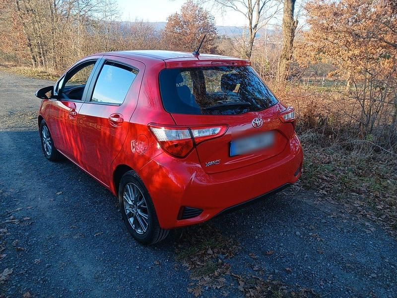 Gebraucht Toyota Yaris Comfort 111 PS (81 kW) 2017 Rot Kleinwagen