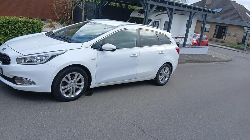 Gebraucht Kia Ceed 128 PS (94 kW) 2015 Weiß Kleinwagen