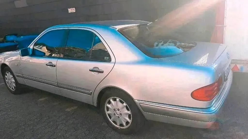 Gebraucht Mercedes E320 224 PS (164 kW) 1998 Silber Limousine