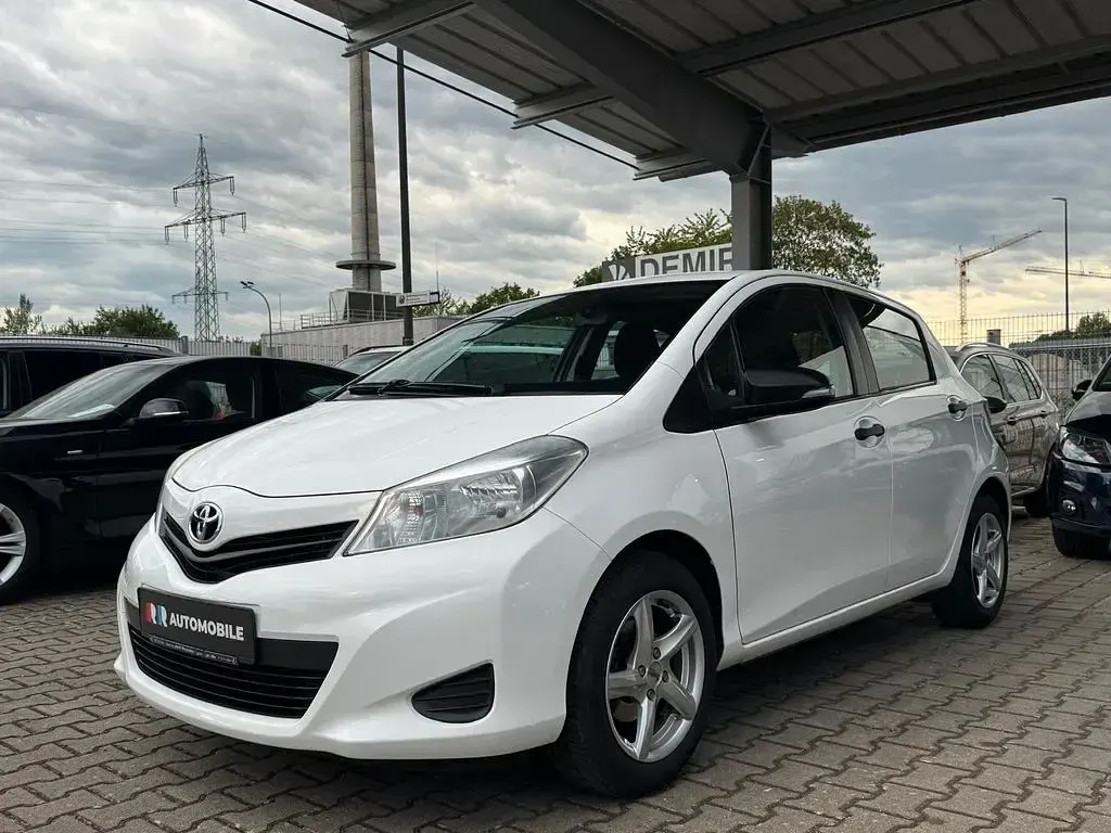 Gebraucht Toyota Yaris Cool 69 PS (50 kW) 2014 Weiß Kleinwagen
