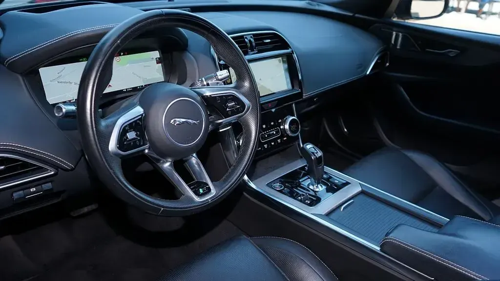 Gebraucht Jaguar XE R-Dynamic 250 PS (183 kW) 2022 Grau Limousine