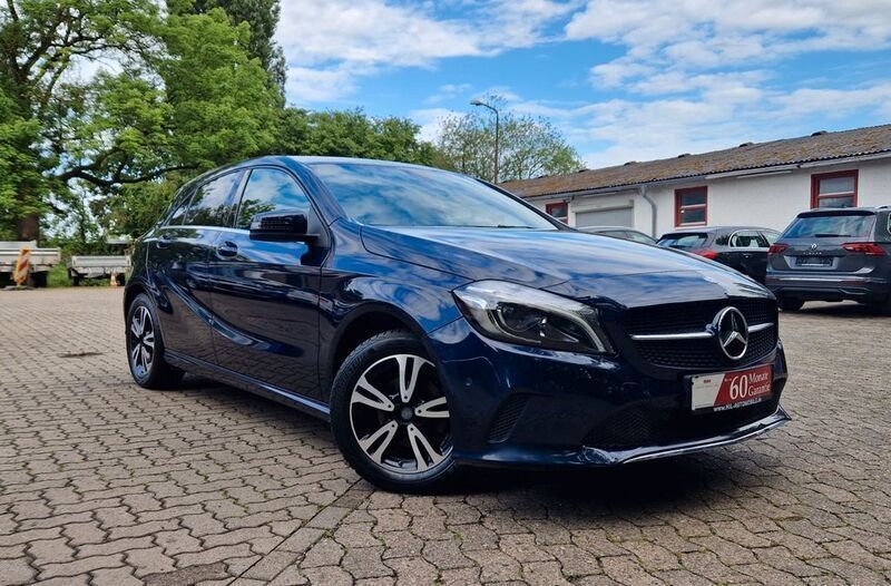 Blau Gebraucht 2016 Mercedes A180 Limousine | 15.499 € (Fairer Preis) - Bild 1/4