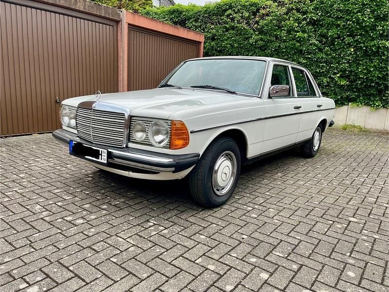 Weiß Gebraucht 1982 Mercedes 200 Limousine | 11.900 € - Bild 1/4