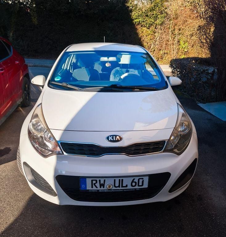 Weiß Gebraucht 2013 Kia Rio Limousine | 4.990 € (Guter Preis) - Bild 1/4