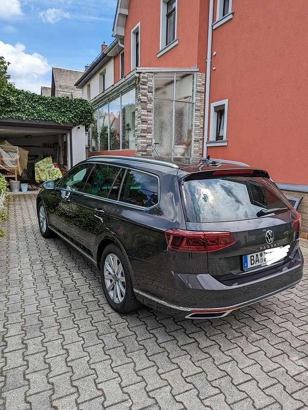 Gebraucht VW Passat Elegance 150 PS (110 kW) 2021 Grau Kombi