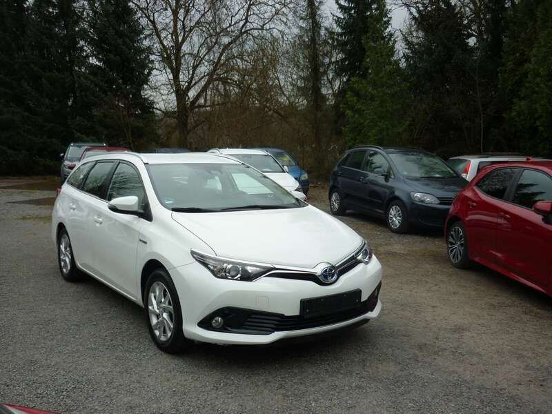 Super white 2 Gebraucht 2018 Toyota Auris Hybrid Comfort Kombi | 16.990 € - Bild 1/4