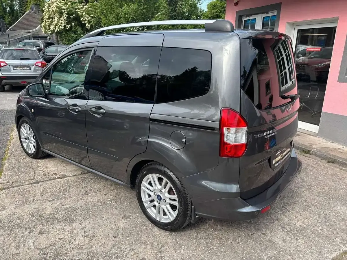 Gebraucht Ford Tourneo Courier Titanium 95 PS (69 kW) 2016 Grau Van / Kleinbus