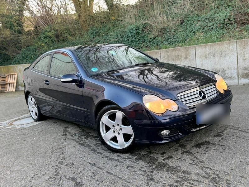 Gebraucht Mercedes C180 143 PS (105 kW) 2004 Blau Coupé