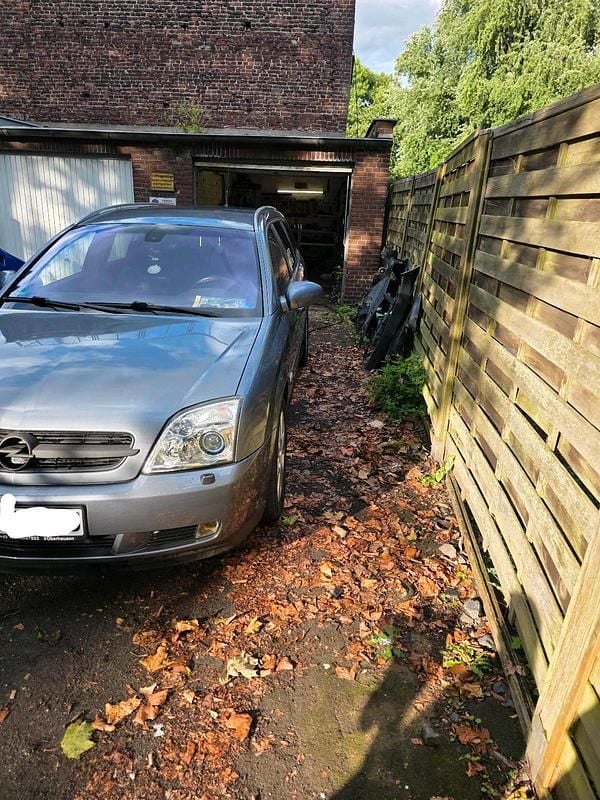 Grau Gebraucht 2004 Opel Vectra Kombi | 700 € (Teuer) - Bild 1/4