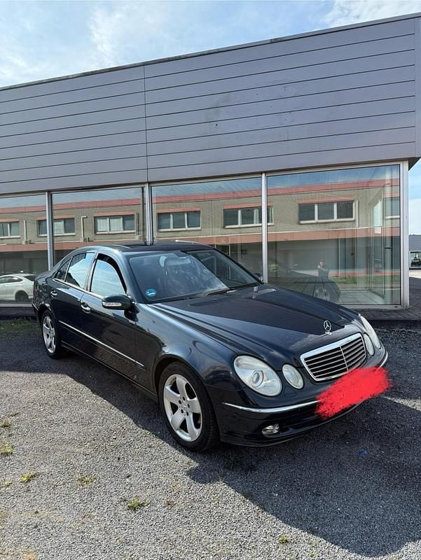 Blau Gebraucht 2004 Mercedes E200 Limousine | 4.250 € (Superpreis) - Bild 1/4