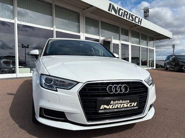 Weiß Gebraucht 2020 Audi A3 Sportback Design Limousine | 20.890 € (Fairer Preis) - Bild 1/4