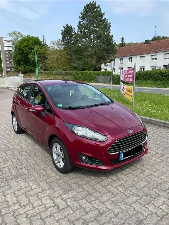 Gebraucht Ford Fiesta SYNC Edition 80 PS (58 kW) 2015 Rot Kleinwagen