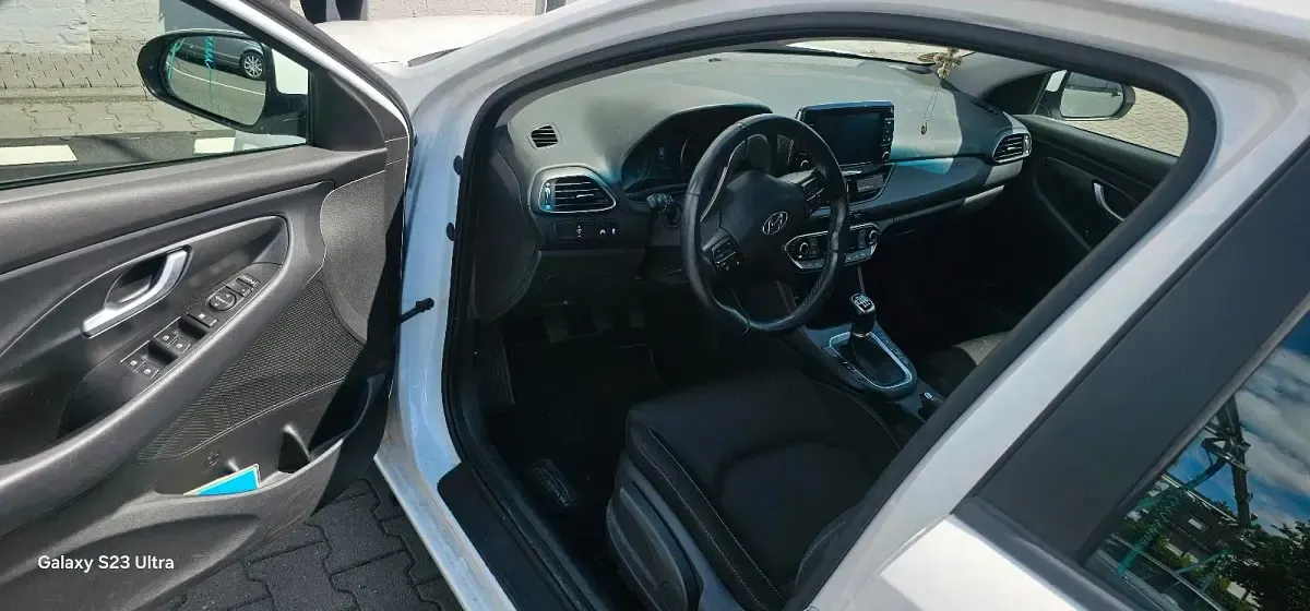 Gebraucht Hyundai i30 Comfort 120 PS (88 kW) 2017 Weiß Limousine