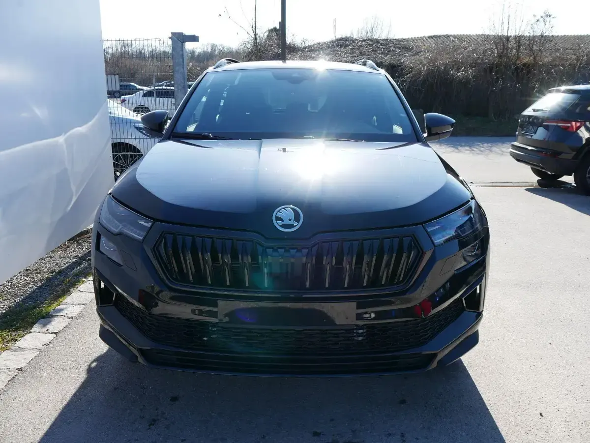 Neu Skoda Karoq SportLine 190 PS (139 kW) 2026 Blackmagic perleffekt SUV
