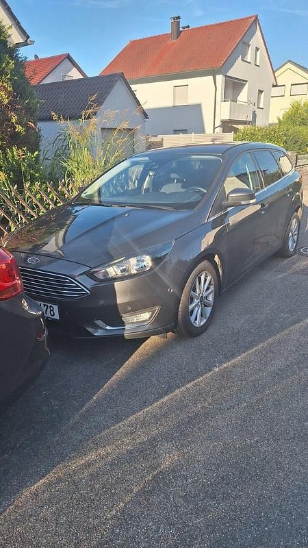 Andere farben Gebraucht 2017 Ford Focus Titanium Kombi | 12.599 € (Teuer) - Bild 1/4