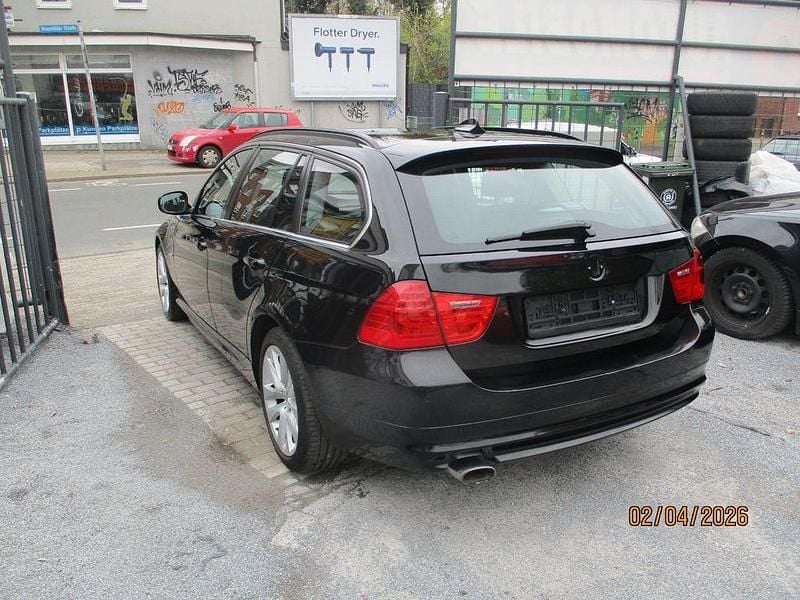 Gebraucht BMW 320 Lifestyle 184 PS (135 kW) 2012 Schwarz Kombi