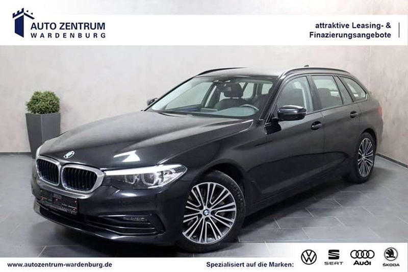 Black sapphire metallic (metallic) Gebraucht 2020 BMW 530 Sport Line Kombi | 25.760 € (Superpreis) - Bild 1/4