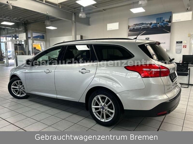 Gebraucht Ford Focus Titanium 125 PS (91 kW) 2016 Silber Limousine