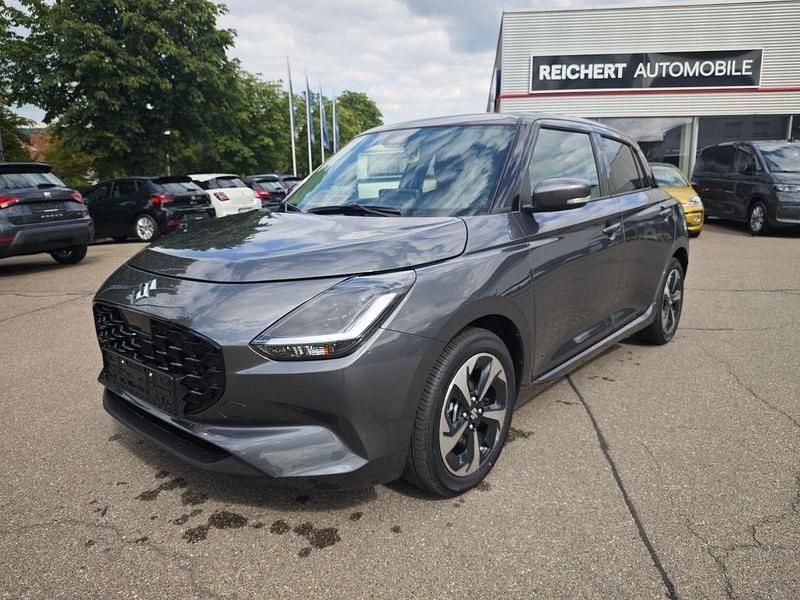 Grau Neu 2025 Suzuki Swift Comfort+ Limousine | 19.970 € - Bild 1/4