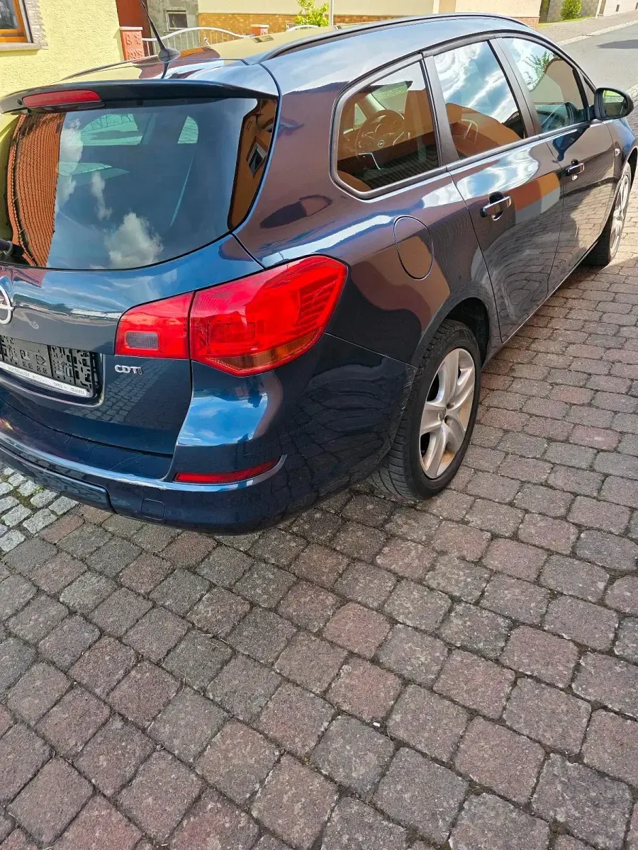 Gebraucht Opel Astra 110 PS (80 kW) 2011 Blau Kombi