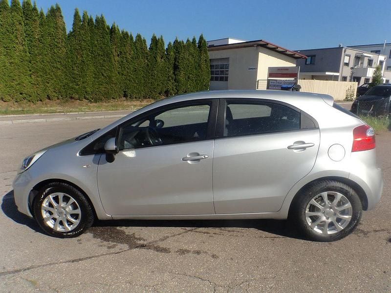 Gebraucht Kia Rio 75 PS (55 kW) 2014 Silber Limousine