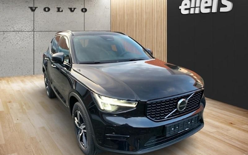 Neu Volvo XC40 Plus 197 PS (144 kW) 2025 Schwarz SUV