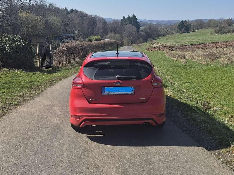 Gebraucht Ford Focus ST-Line 182 PS (133 kW) 2018 Rot Limousine