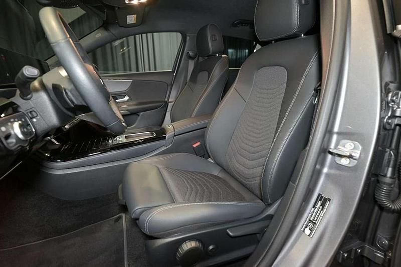 Gebraucht Mercedes A200 Advanced 150 PS (110 kW) 2025 Metalliclack mountaingrau Limousine