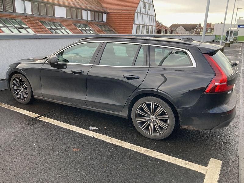Gebraucht Volvo V60 Core 163 PS (119 kW) 2023 Schwarz Kombi