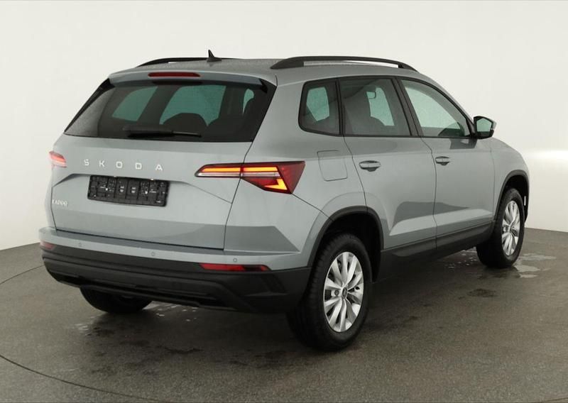 Neu Skoda Karoq Selection 150 PS (110 kW) 2025 Smokey diamond silver metallic SUV