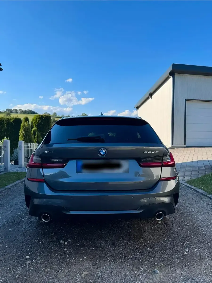 Gebraucht BMW 330e 292 PS (214 kW) 2021 Grau Kombi